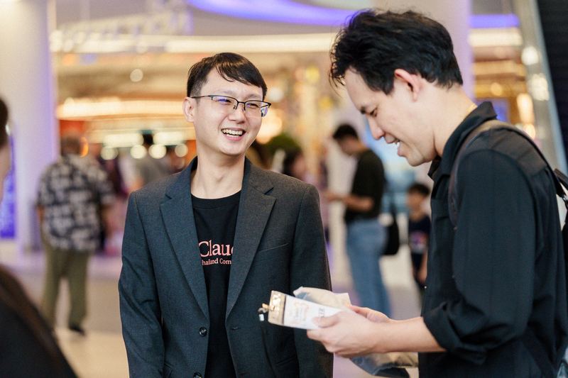 ทีมงานในเสื้อ Claude Thailand Community พูดคุยกับผู้ร่วมงานอย่างเป็นกันเอง