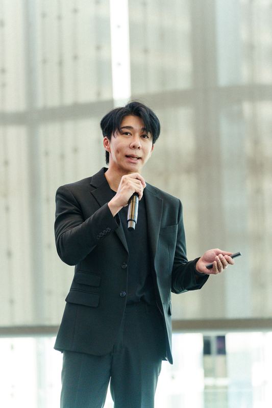 คุณเมธาสิทธิ์ สุรโชติสินธรณ์ จาก SCBX NEXT TECH ถือไมโครโฟนกล่าวต้อนรับบนเวที