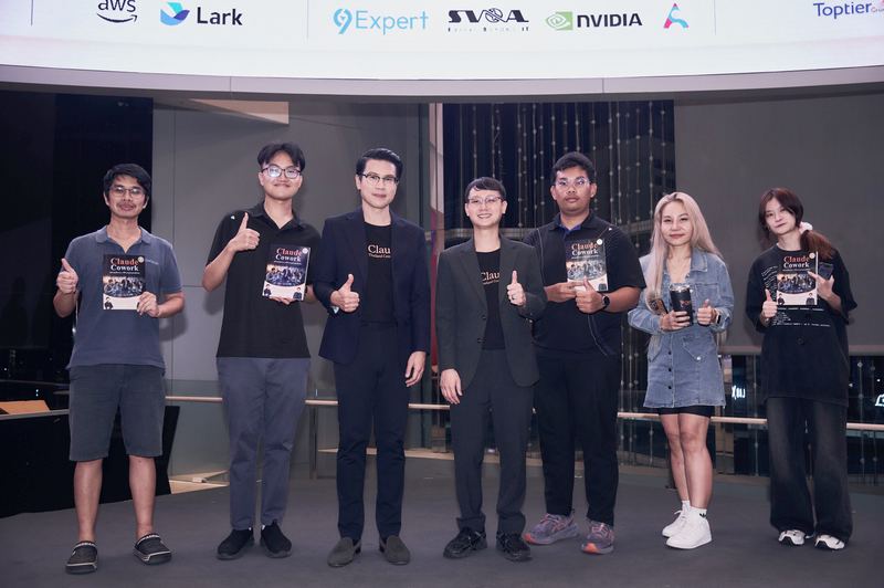 ผู้ได้รับรางวัลถือหนังสือ Claude Cowork และของรางวัล ถ่ายภาพร่วมกับผู้ร่วมก่อตั้งทั้งสองท่านบนเวที
