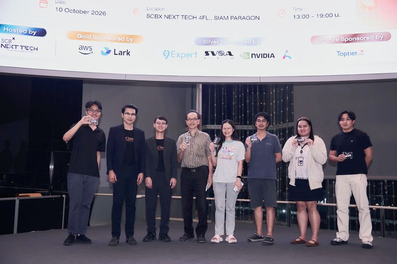 ผู้ได้รับรางวัลชูของรางวัล ถ่ายภาพร่วมกับผู้ร่วมก่อตั้งทั้งสองท่านบนเวที