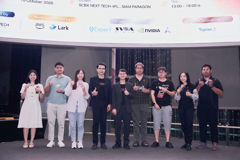 ผู้ได้รับรางวัลอีกกลุ่มถ่ายภาพร่วมกับผู้ร่วมก่อตั้งทั้งสองท่านบนเวที