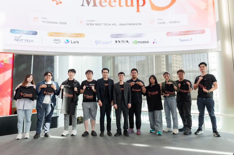 ผู้ได้รับรางวัลชูเสื้อ Claude Thailand Community ถ่ายภาพร่วมกับผู้ร่วมก่อตั้งทั้งสองท่านบนเวที