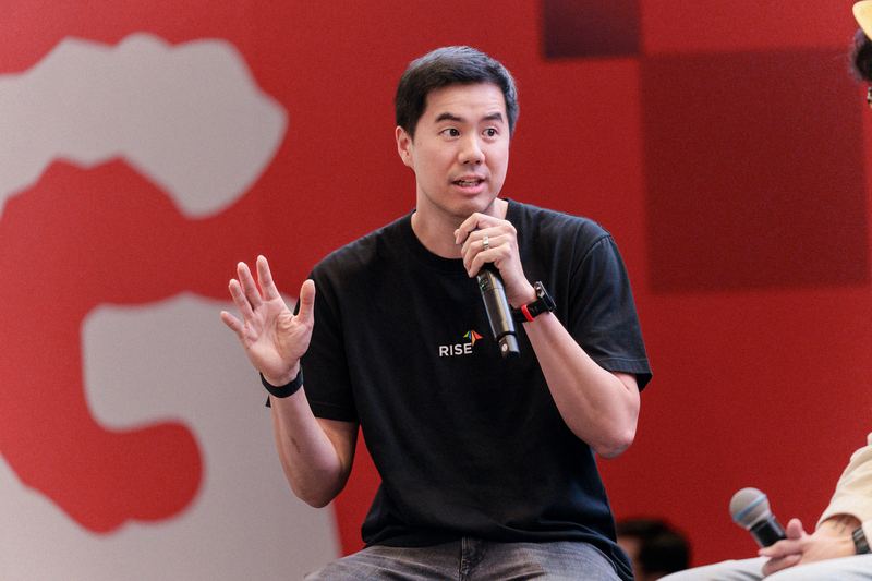 คุณศุภชัย ปาจริยานนท์ ถือไมโครโฟนพูดระหว่างเสวนา