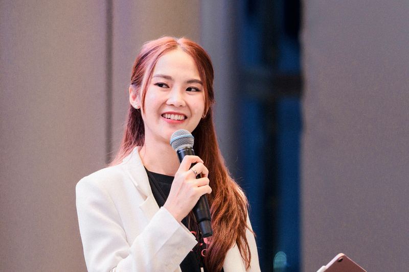 คุณเขมรินทร์ วีระเผ่า ยิ้มขณะดำเนินรายการ